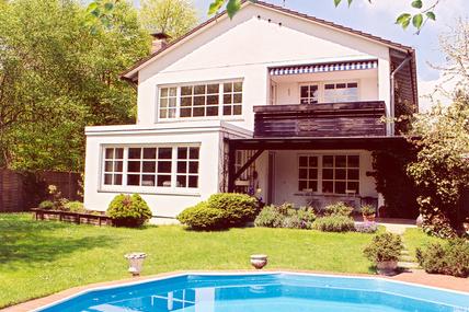 Großzügiges helles Einfamilienhaus mit Südgarten und Pool