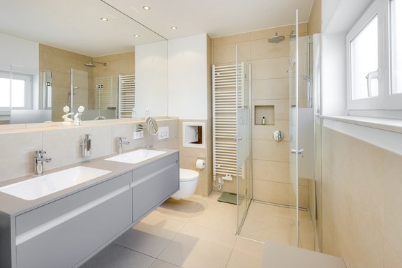 Helles Master-Duschbad im Dachgeschoss