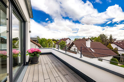 Die Masteretage wird durch eine Dachterrasse mit weitem Blick über das grüne Obermenzing ergänzt