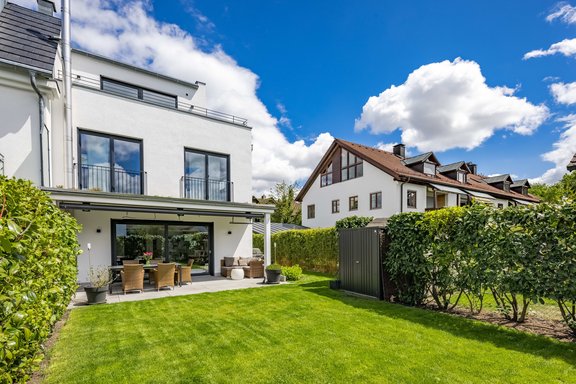 Über viele Monate werden die teilüberdachte Terrasse und der anschließende Garten zum Lebensmittelpunkt für die ganze Familie