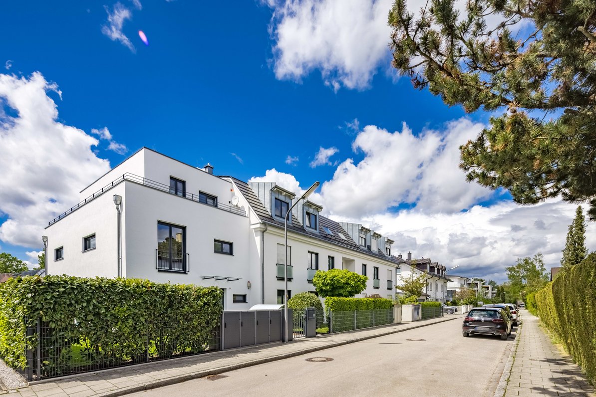 The comfortable family domicile presents itself in modern, straight-line architecture.