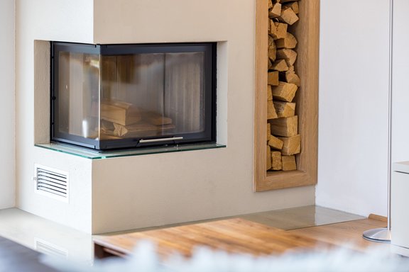 Der Kamin sorgt für behagliche Atmosphäre