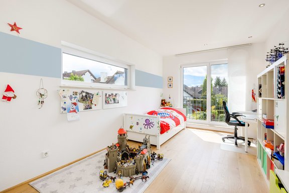 Attraktives Kinderzimmer im Obergeschoss