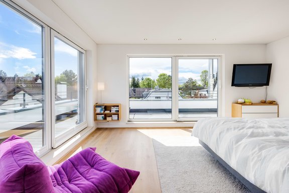 Masteretage im lichtdurchfluteten Studio-Stil