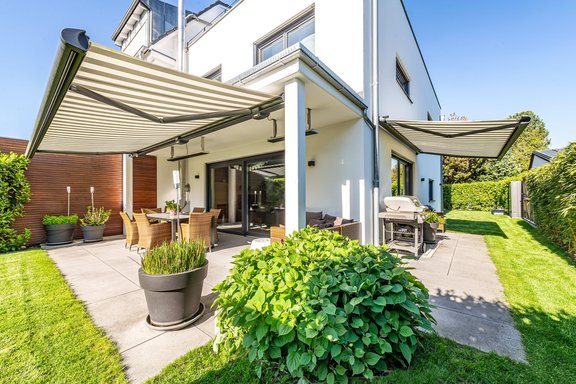 Sonnige Terrasse mit elektrischer Markise