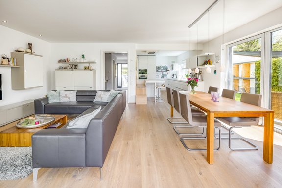 An den großzügigen Wohn-/Essbereich mit Kamin schließt sich - perfekt gegliedert - eine offene Küche an