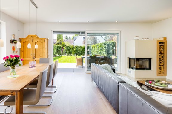 Glasfronten nach Süden und Westen erfüllen das Raumgefüge mit Licht und Sonne