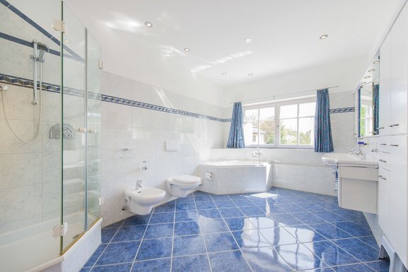 Großzügiges Badezimmer