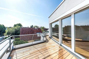 Spacious new build terraced corner house in family friendly area