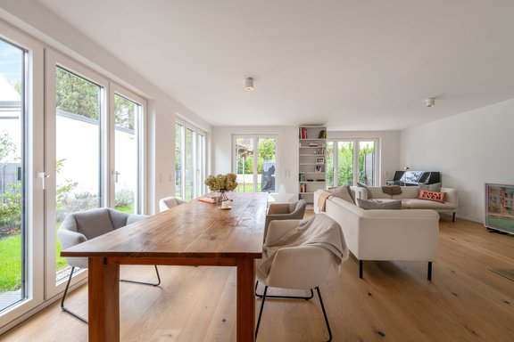 Lichterfüllter Wohnbereich