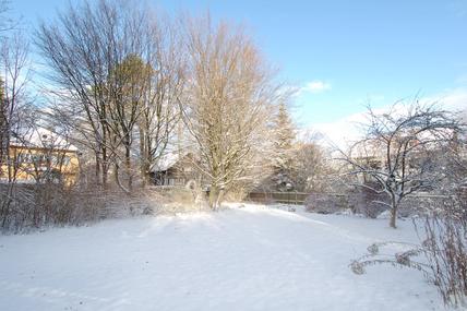 Großzügiges, sonniges Grundstück mit attraktivem Baurecht für 2 Einfamilienhäuser