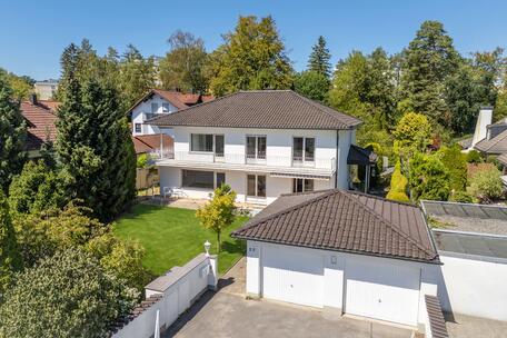 Großzügiges Wohnhaus mit parkähnlichem Grundstück und real teilbarem Bauplatz im Garten