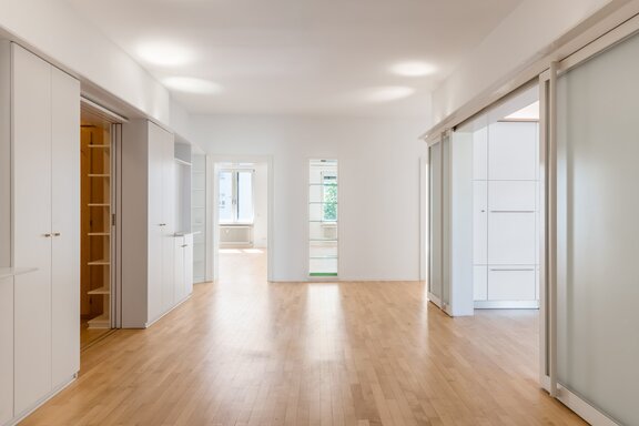 Spacious entryway