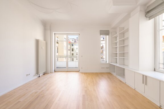 Bedroom with balcony to the inner courtyard