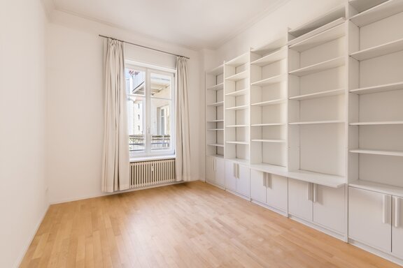 A versatile room overlooking the courtyard