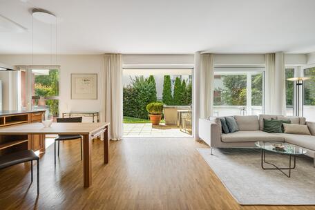 Grüne Freiräume in Starnberg: Helle Maisonette-Wohnung mit zwei Südwest-Terrassen