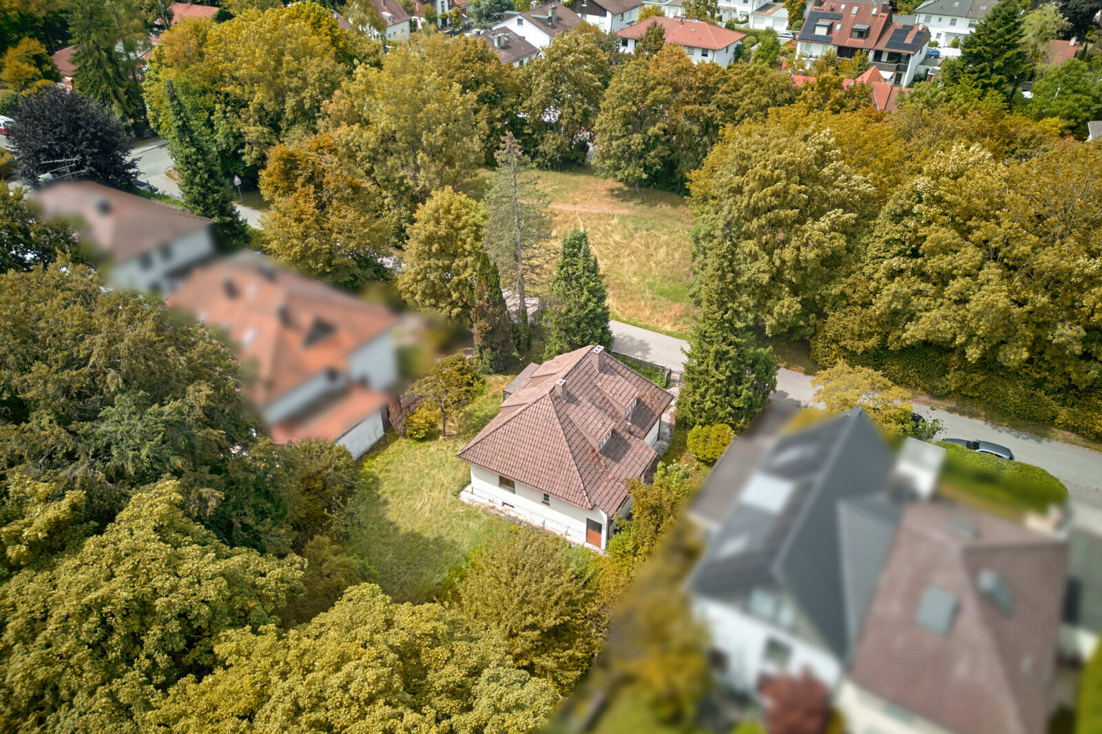 Geräumiges Grundstück mit Altbestand