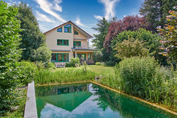 Well-maintained detached house