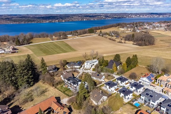 Berg am sonnigen Ostufer