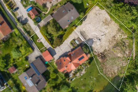 Grundstück von 1.573 m² mit Baugenehmigung für ein Doppelhaus und einen Dreispänner