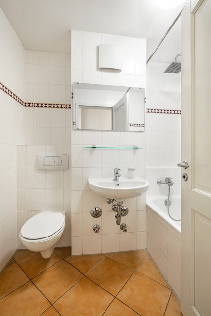 Hell geflieste Badezimmer