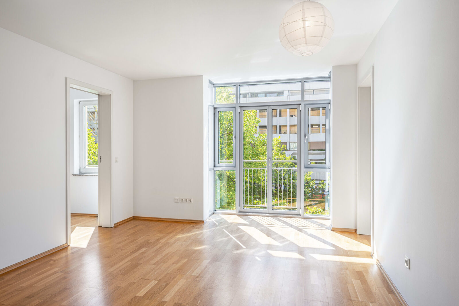 Helles Wohn- und Esszimmer