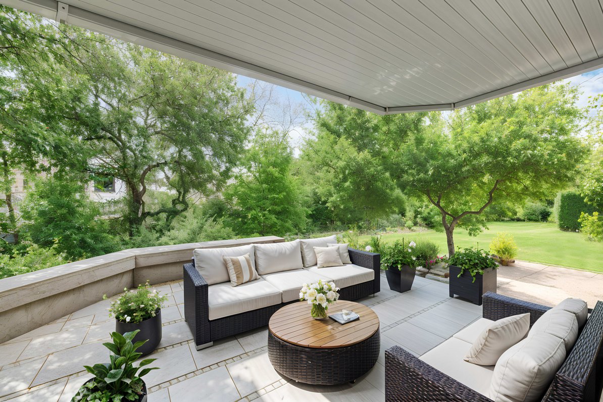 Geschützte Terrasse mit kleinem Garten (visualisiert)