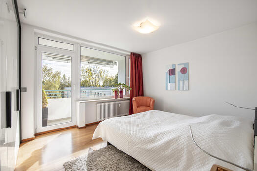 Bedroom with loggia access