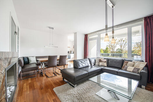 Sunny living / dining area