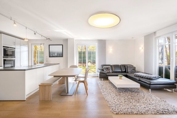 Spacious living/dining area