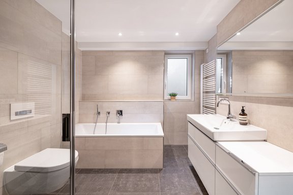 Elegantes Bad im Souterrain