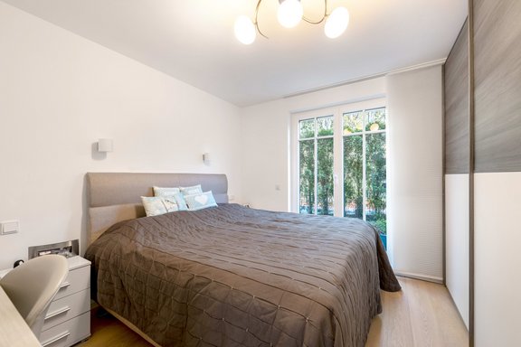 Schlafzimmer mit Fenstertür