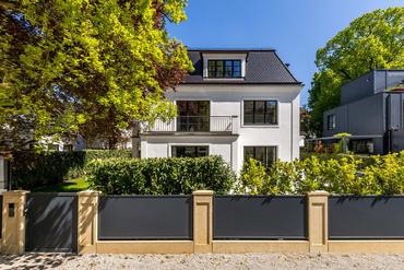 Esprit und Eleganz: Französisch inspirierte Luxus-Villa aus dem Jahr 2023 mit Schwimmhalle und Spa
