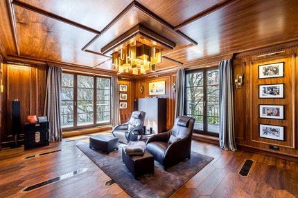 Bibliothek / TV-Lounge