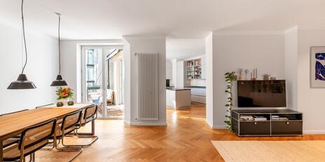 Haidhausen Living: A stylishly renovated historic building with herringbone parquet flooring and a balcony that catches the morning sun