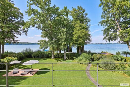An Oasis of Peace by the Lake