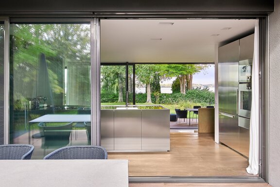 Designküche mit Seepanorama