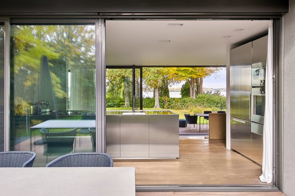 Designküche mit Seepanorama