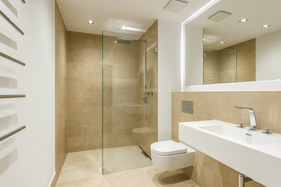 Badezimmer mit Walk-in-Dusche