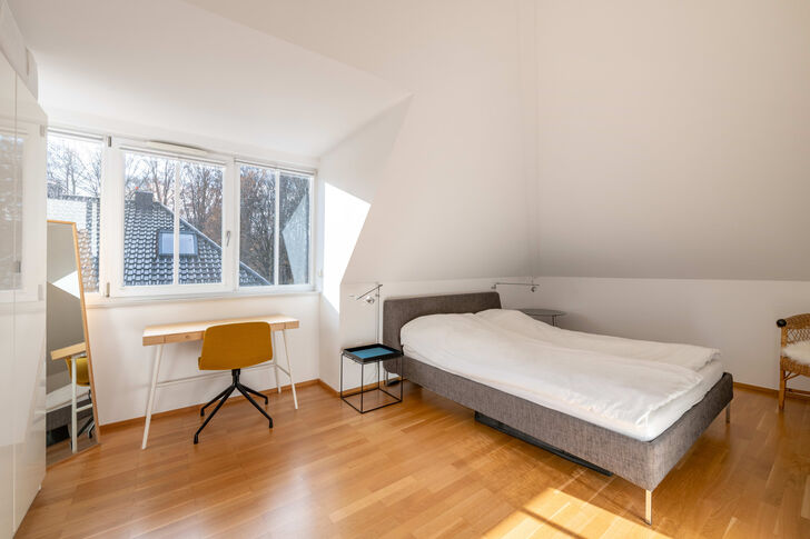 Lichterfülltes Schlafzimmer