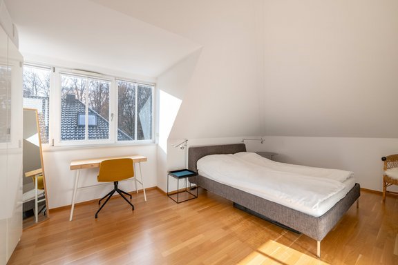 Lichterfülltes Schlafzimmer