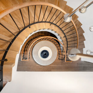 Raumbildende Statement-Treppe