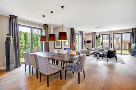 Haus-im-Haus: Großzügiges Domizil in stylischer Design-Ästhetik mit sonnigem Garten