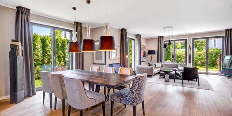 Haus-im-Haus: Großzügiges Domizil in stylischer Design-Ästhetik mit sonnigem Garten