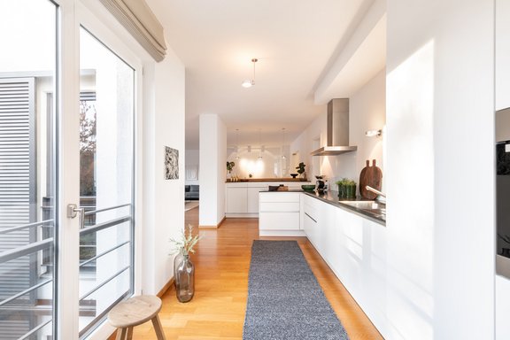 Marken-Einbauküche in Weiß