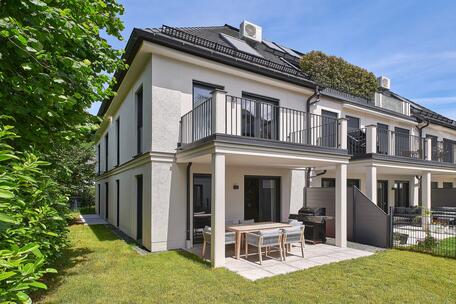 "House Within a House" in a Quiet Location: Exclusive 5-room duplex with a private indoor pool and garden