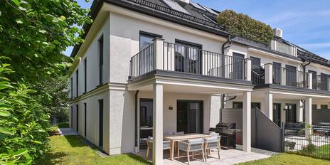 "House Within a House" in a Quiet Location: Exclusive 5-room duplex with a private indoor pool and garden