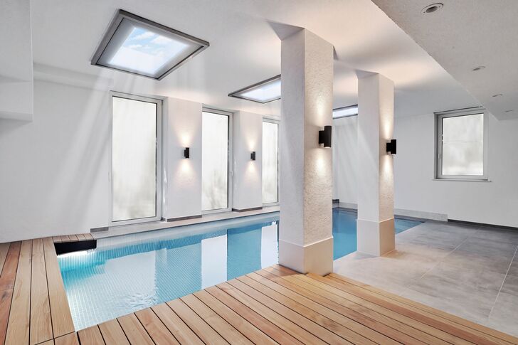 Indoor pool with counter-current system