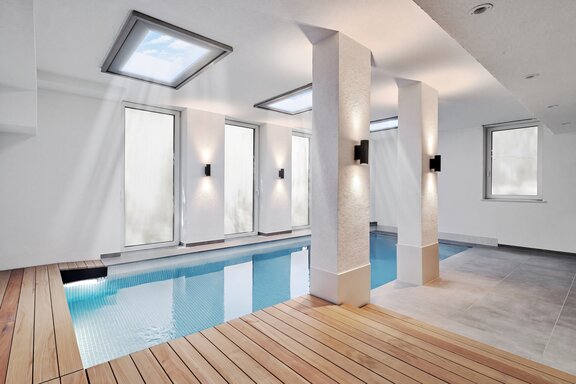 Indoor pool with counter-current system