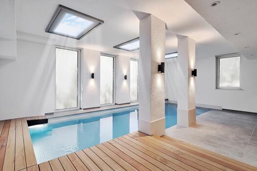 Indoor-Pool mit Gegenstrom